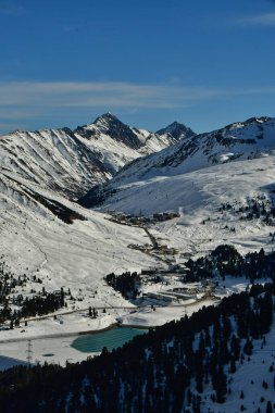 Dağ Panorama kuehtai austria Kış Kayağı mavi gökyüzü. Yüksek kalite fotoğraf