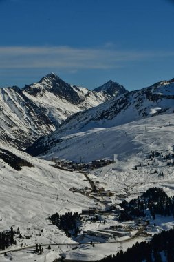 Dağ Panorama kuehtai austria Kış Kayağı mavi gökyüzü. Yüksek kalite fotoğraf