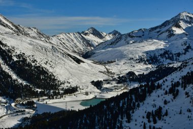 Dağ Panorama kuehtai austria Kış Kayağı mavi gökyüzü. Yüksek kalite fotoğraf