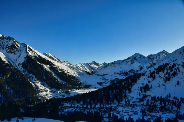 Dağ Panorama kuehtai austria Kış Kayağı mavi gökyüzü. Yüksek kalite fotoğraf
