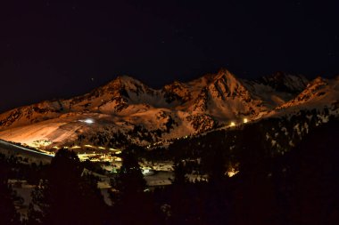 Kışın alacakaranlıkta İsviçre 'nin Kuehtai köyü ve gece kar dağları. Yüksek kalite fotoğraf