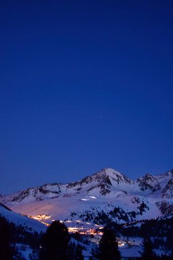 Kışın alacakaranlıkta İsviçre 'nin Kuehtai köyü ve gece kar dağları. Yüksek kalite fotoğraf