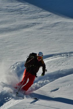 Kadınlar üstte kayak pudrası tur sürüşü eğlence karı. Yüksek kalite fotoğraf