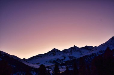 Dağ günbatımı silueti kar rengi Avusturya yapımı kuethai. Yüksek kalite fotoğraf