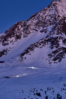 Kışın alacakaranlıkta İsviçre 'nin Kuehtai köyü ve gece kar dağları. Yüksek kalite fotoğraf