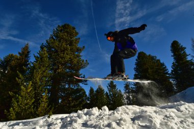 Kayakçı Alpler 'de atlıyor, kırsal alanda kar eğlencesi yapıyor. Yüksek kalite fotoğraf