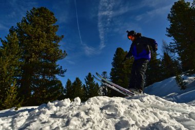 Kayakçı Alpler 'de atlıyor, kırsal alanda kar eğlencesi yapıyor. Yüksek kalite fotoğraf