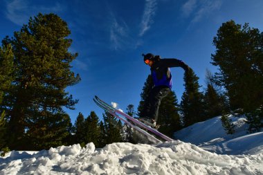 Kayakçı Alpler 'de atlıyor, kırsal alanda kar eğlencesi yapıyor. Yüksek kalite fotoğraf