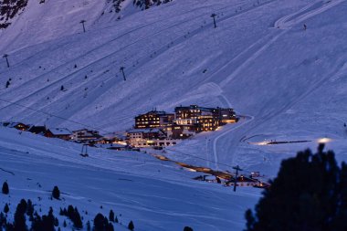 Kışın alacakaranlıkta İsviçre 'nin Kuehtai köyü ve gece kar dağları. Yüksek kalite fotoğraf