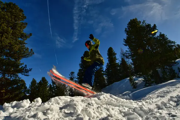 Kayakçı Alpler 'de atlıyor, kırsal alanda kar eğlencesi yapıyor. Yüksek kalite fotoğraf
