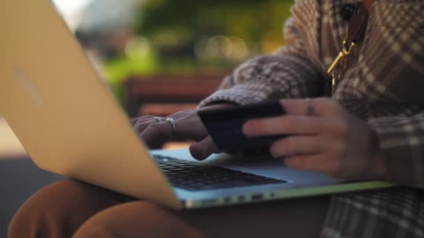 Mulher Digitando Informações Cartão Laptop Close Dedo Menina Digitando Teclado — Vídeo de Stock
