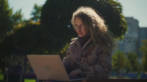 Frau Mit Laptop Sitzt Park Lockige Frau Mit Brille Arbeiten — Stockvideo