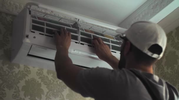 Fokuserade Unga Hantverkare Rena Filter Vit Luftkonditionering Enhet Väggen Rummet — Stockvideo