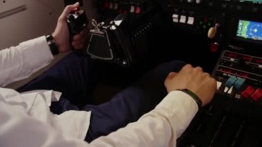 Pilot uçuş simülatörü, elleri direksiyonda. Uçağın kokpitten uçuşu. Düşük hareket. Yüksek kaliteli FullHD görüntüler