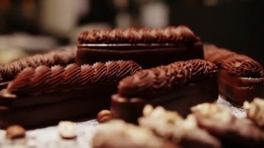  Browni tatlısını bitirdim. Lokantada yemek, çikolatalı kek servis etmek. Yüksek kaliteli FullHD görüntüler