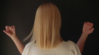 Keratin 'den sonra genç bir kadın kuaförde saç düzleştiriyor. Keratin saç bakımından önce ve sonra. Yüksek kaliteli FullHD görüntüler