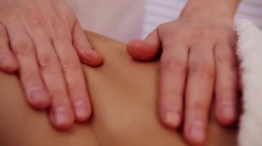Masaj terapisti genç bir kadına karın masajı yapıyor. Masaj masasında yatan genç bir kız. Kaplıcada karın masajından hoşlanan bir bayan. Yüksek kaliteli FullHD görüntüler