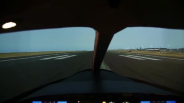  Kalkış sırasında uçağın kokpitinden görüntü. Uçak kabinden kalkıyor. Uçuş simülatörü eğitimi. Yüksek kaliteli FullHD görüntüler