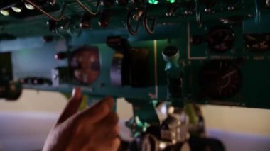 Adam uçuş simülatörü kullanıyor. Uçuş simülatöründeki gösterge paneli. Uçaktaki kontrol paneli. Yüksek kaliteli FullHD görüntüler