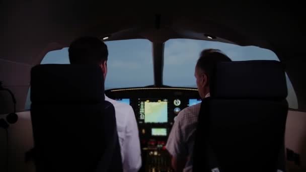 Dva Piloti Připravují Startu Výcvik Letovém Simulátoru Dashboard Letadla Vysoce — Stock video