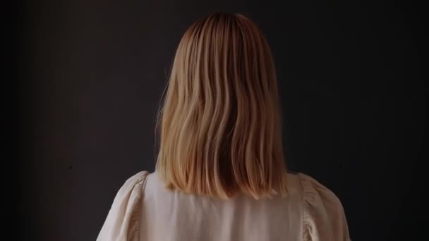 Keratin Den Önce Genç Bir Kadın Kuaförde Saç Düzleştiriyordu Keratin — Stok video