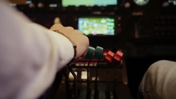 Kapitan Samolotu Startuje Dusi Silnik Latania Samolotami Używając Deski Rozdzielczej — Wideo stockowe