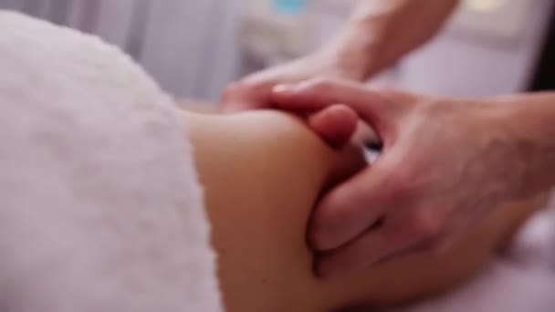Masażysta Robi Masaż Nóg Młodej Kobiecie Młoda Dziewczyna Leżąca Stole — Wideo stockowe