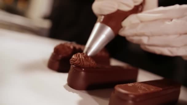 Brownie Επιδόρπιο Είναι Γεμάτη Κρέμα Διαδικασία Της Παραγωγής Brownie Dessert — Αρχείο Βίντεο