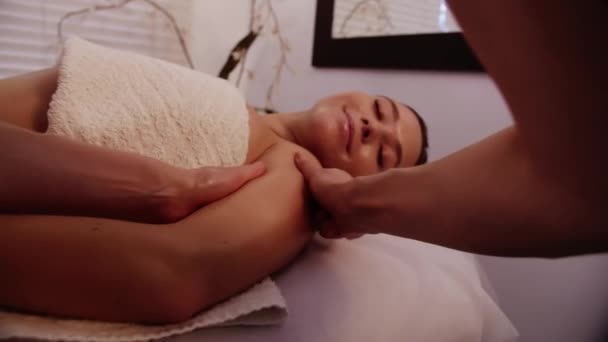 Massage Therapeutin Macht Eine Handmassage Für Junge Frau Junges Mädchen — Stockvideo