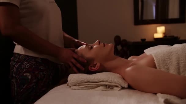 Balinese Woman Doing Head Massage Young Girl Gets Massage Darkroom — Stock Video