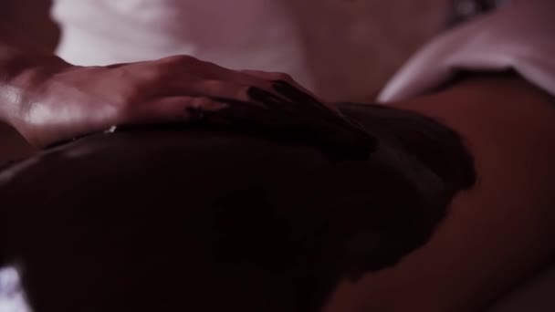 Mulher Jovem Recebe Massagem Chocolate Lady Recebe Volta Massagem Spa — Vídeo de Stock