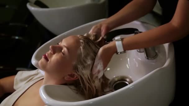 Young Woman Lying Salon Washing Bed Getting Hair Washed Professional — Stock Video