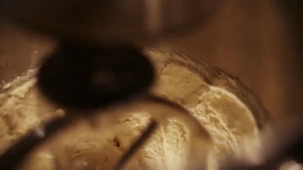 搅拌机在搅拌机里为羊角面包做奶油 搅拌机搅拌出一批面团 优质Fullhd影片 — 图库视频影像