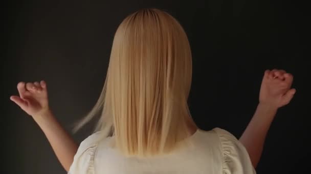 Молода Жінка Після Кератинового Склеювання Випрямлення Волосся Салоні Краси Догляд — стокове відео