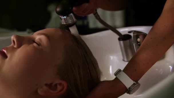 Młoda Kobieta Leżąca Salonie Myjąca Łóżko Myta Przez Profesjonalnego Stylistę — Wideo stockowe