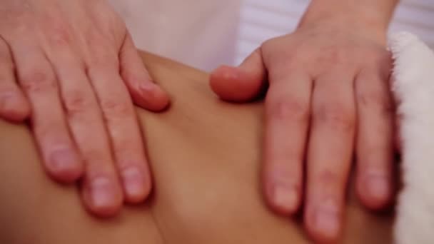 Massagista Fazendo Uma Massagem Barriga Para Jovem Mulher Jovem Deitada — Vídeo de Stock