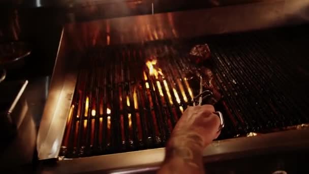 식당에서 고기를 남자는 고기를 요리한다 질높은 Fullhd — 비디오