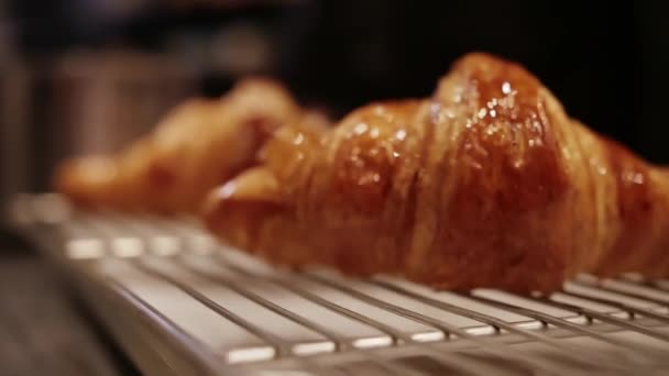 Croissant Serviti Vengono Posizionati Sul Tavolo Croissant Cooking Process Filmati — Video Stock