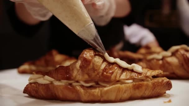 Les Croissants Sont Remplis Crème Baker Prépare Les Croissants Pour — Video