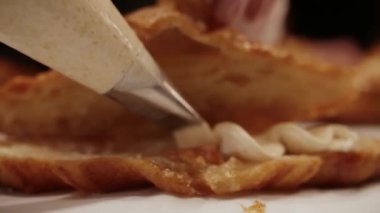 Kruvasanlar kremayla dolu. Baker kruvasanları restoranda servis için hazırlıyor. Yüksek kaliteli FullHD görüntüler
