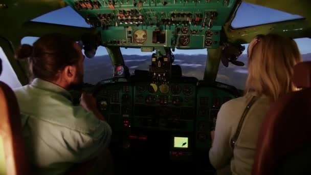 旅客機のコックピットにいる男と女 大規模な航空会社の飛行機の訓練シミュレータパイロット 飛行前の準備 高品質のフルHd映像 — ストック動画