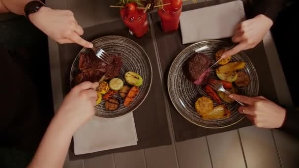 Top View Pareja Joven Cenando Sentado Mesa Restaurante Carne Verduras — Vídeos de Stock