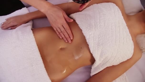 Top View Massagem Terapeuta Fazendo Uma Massagem Barriga Para Jovem — Vídeo de Stock