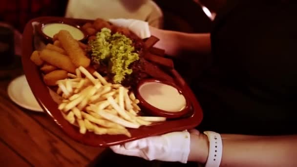 レストランでのファーストフードランチ カフェでトレイで提供されるローストポテトとサラダ 高品質のフルHd映像 — ストック動画