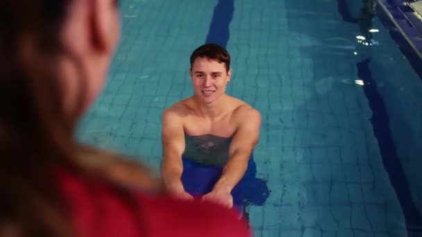 Instrutor Natação Ensina Jovem Nadar Piscina Natação Uma Piscina Interior — Vídeo de Stock