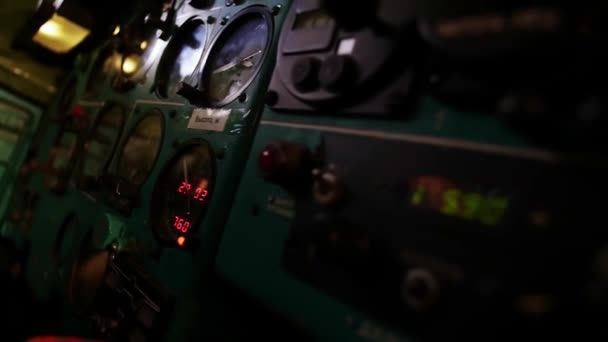 飞机的控制面板 纬度指数 飞行模拟器的训练 苏联飞机仪表板 优质Fullhd影片 — 图库视频影像