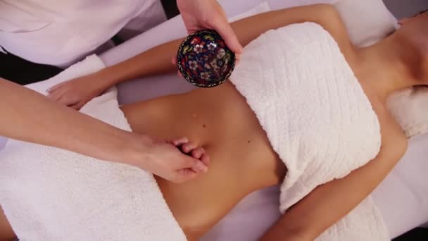 Chica Joven Acostada Mesa Masaje Spa Massage Maestro Derrama Aceite — Vídeos de Stock