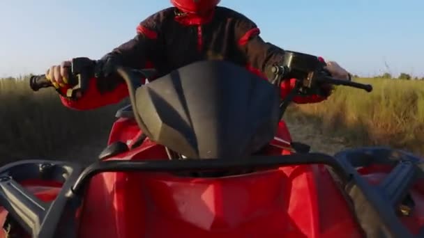 Камера Від Третьої Особи Дівчина Їде Червоному Квадроциклі Через Поле — стокове відео