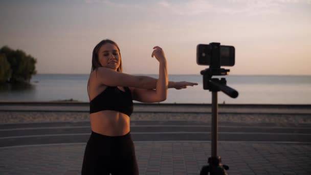 Fitness Blogger Girl Fare Esercizi Fitness Registrazione Sul Telefono Donna — Video Stock