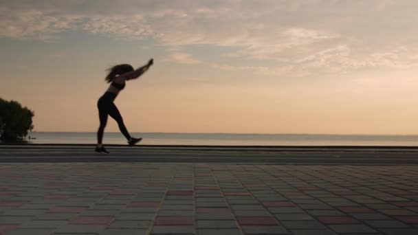 Ung Kvinne Gjør Akrobatisk Aktivitet Mot Havet Ved Soloppgang Treningsevner – stockvideo